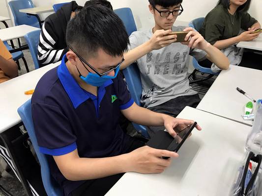 北京18高校试点英语口语测试 改变“哑巴英语”